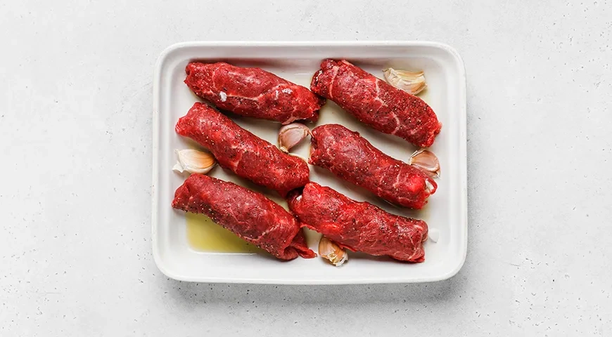 Рулетики из говядины с черносливом и грецкими орехами: шаг 8