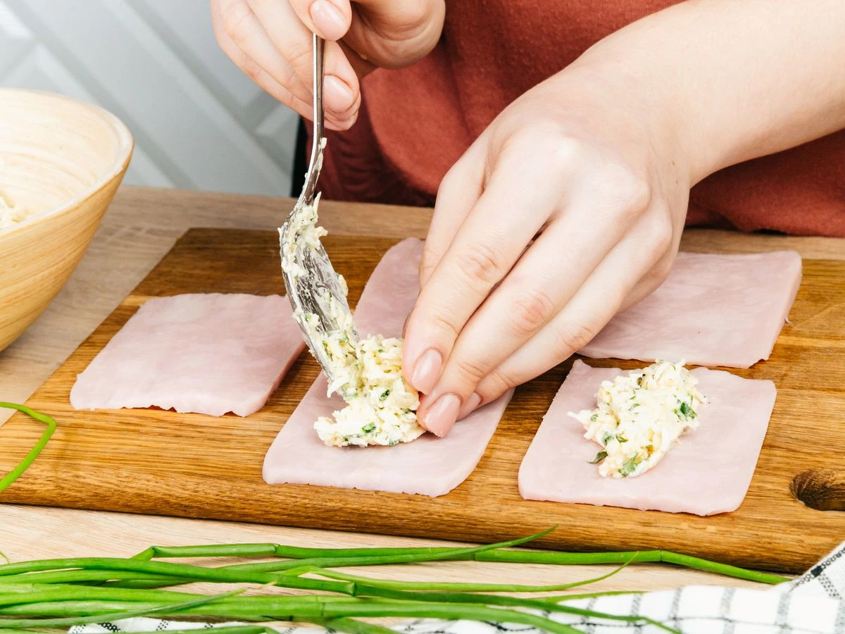 Шаг 8: Рулетики из ветчины с сыром