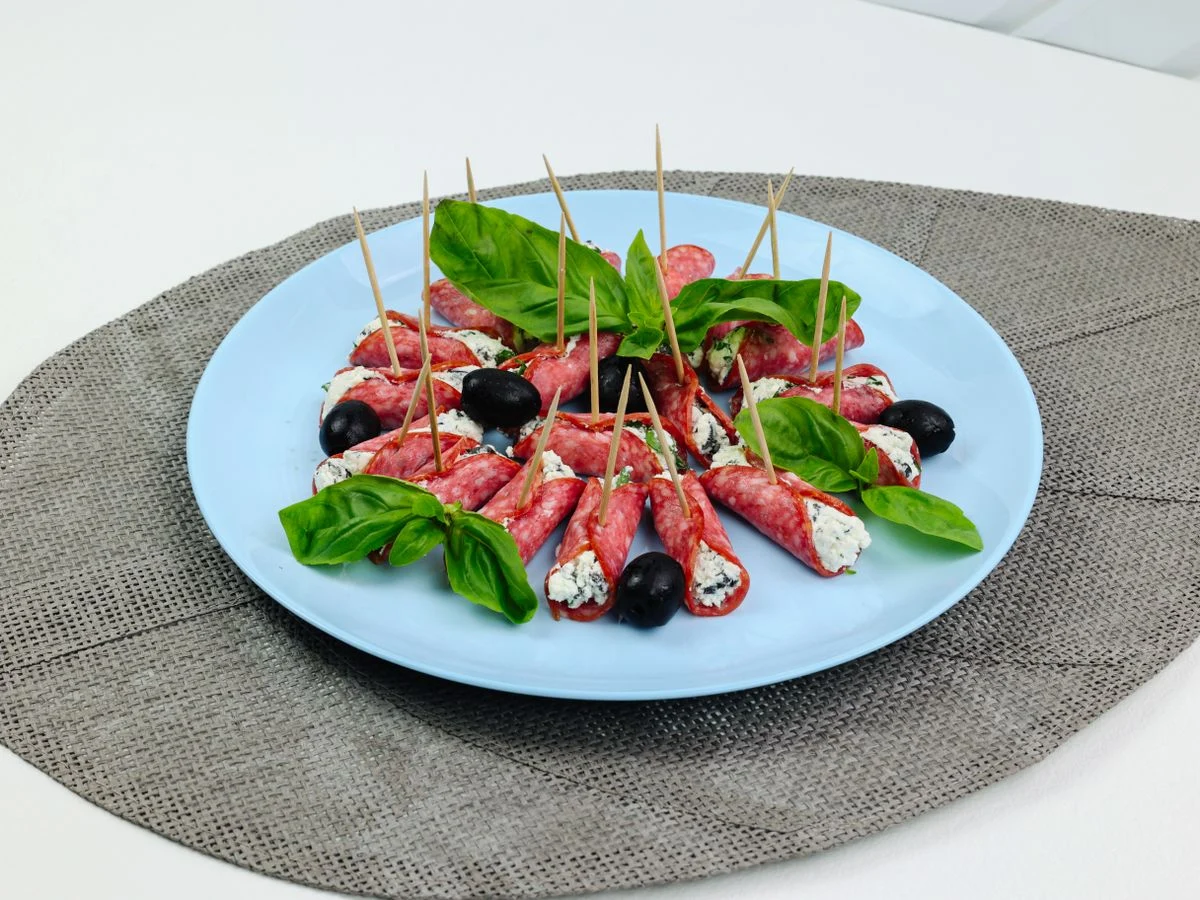 Шаг 8: Рулетики с сыром и маслинами