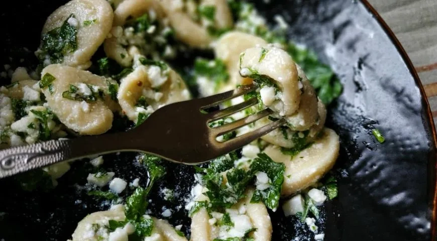 Салат из орекьетте с зеленью и яйцом: шаг 8