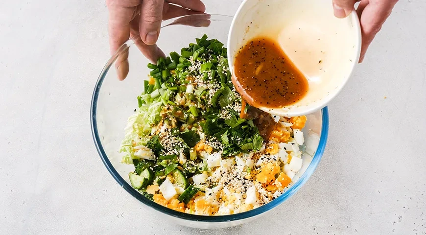 Салат из пекинской капусты с кукурузой, яйцом и огурцом: шаг 8