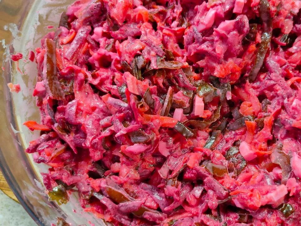 Шаг 8: Салат из свеклы, моркови и морской капусты