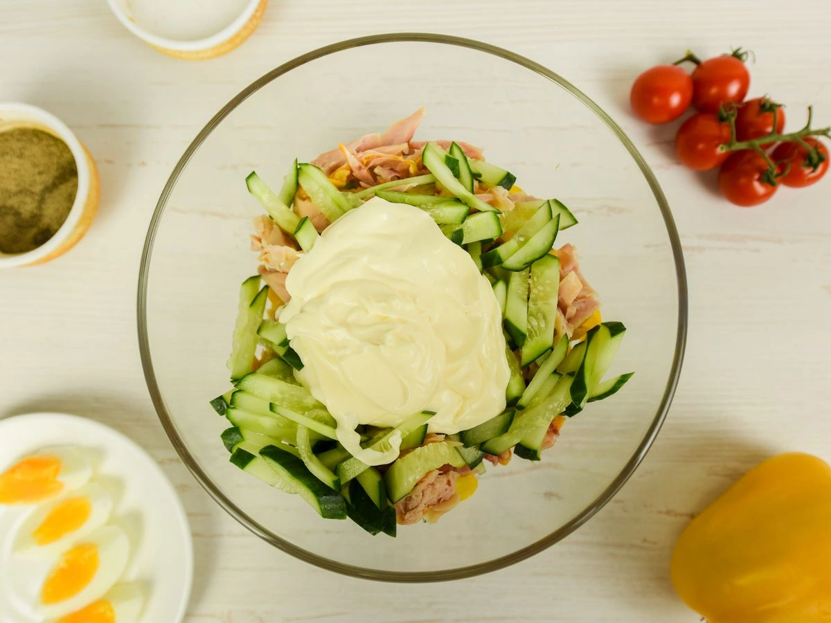 Шаг 8: Салат с копченой курицей, болгарским перцем и помидорами черри