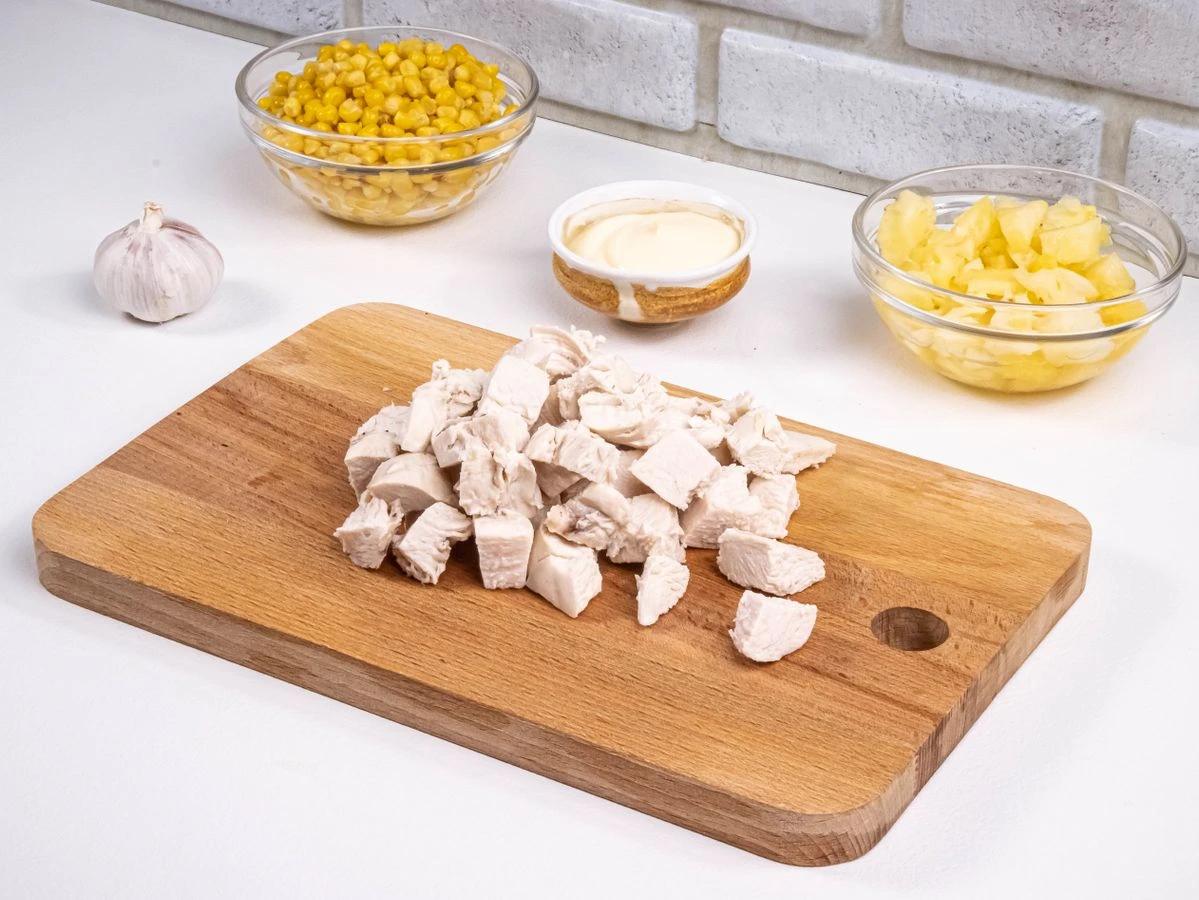 Шаг 8: Салат с курицей и ананасами