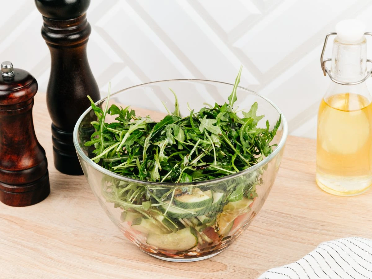 Шаг 8: Салат с руколой и сыром