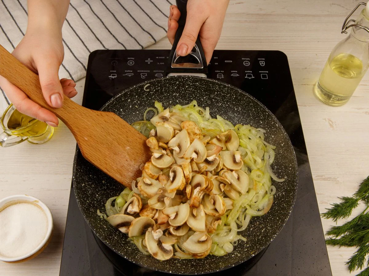 Шаг 8: Салат с шампиньонами и крабовыми палочками