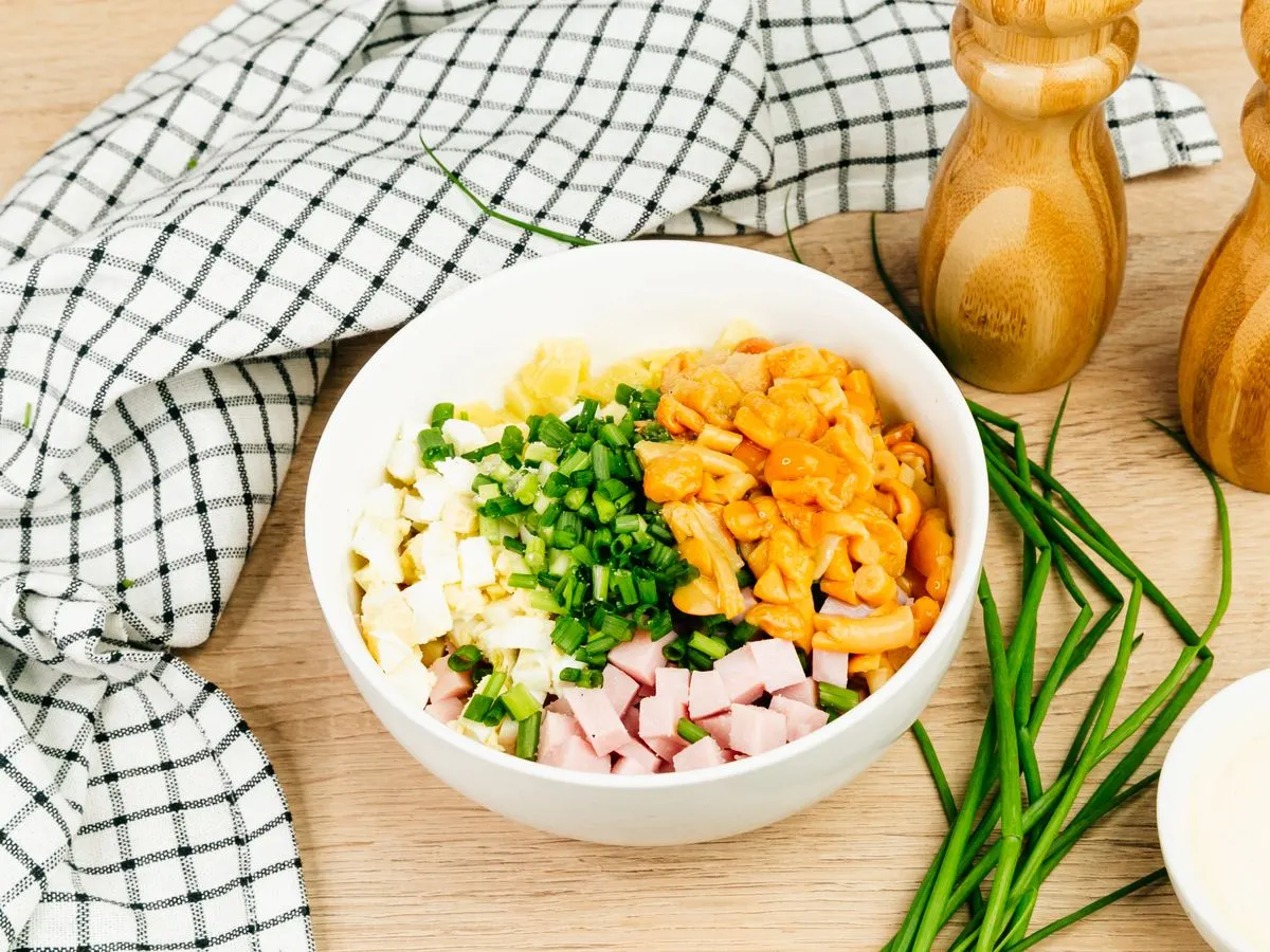 Шаг 8: Салат с ветчиной и маринованными опятами