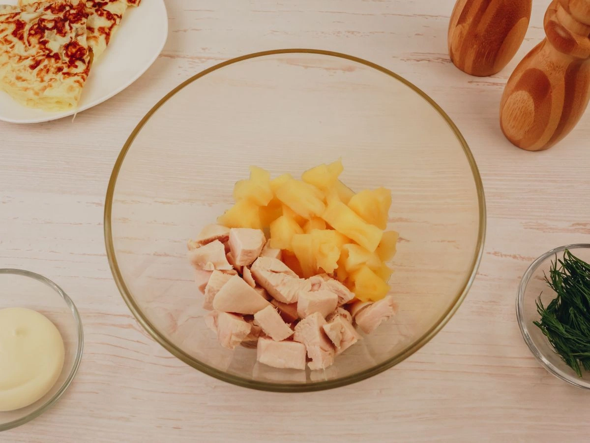 Шаг 8: Салат с яичными блинчиками, курицей и ананасом