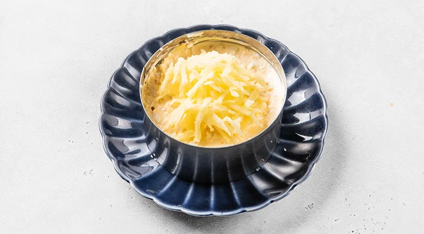 Селедка под шубой с орехами: шаг 8