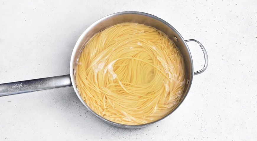 Спагетти по-домашнему с курицей и овощами в соусе: шаг 8