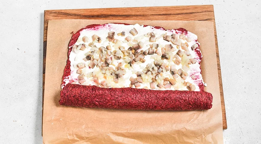 Свекольный рулет с сельдью и творожным сыром: шаг 8
