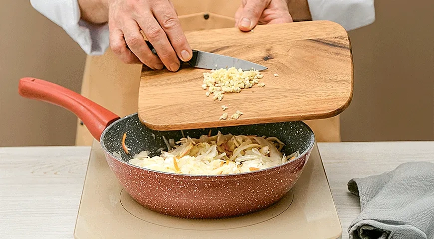 Свиная рулька в темном пиве с квашеной капустой: шаг 8