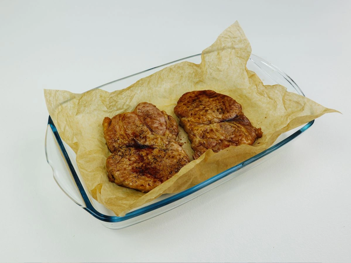 Шаг 8: Свинина с авокадо под сырной шапкой