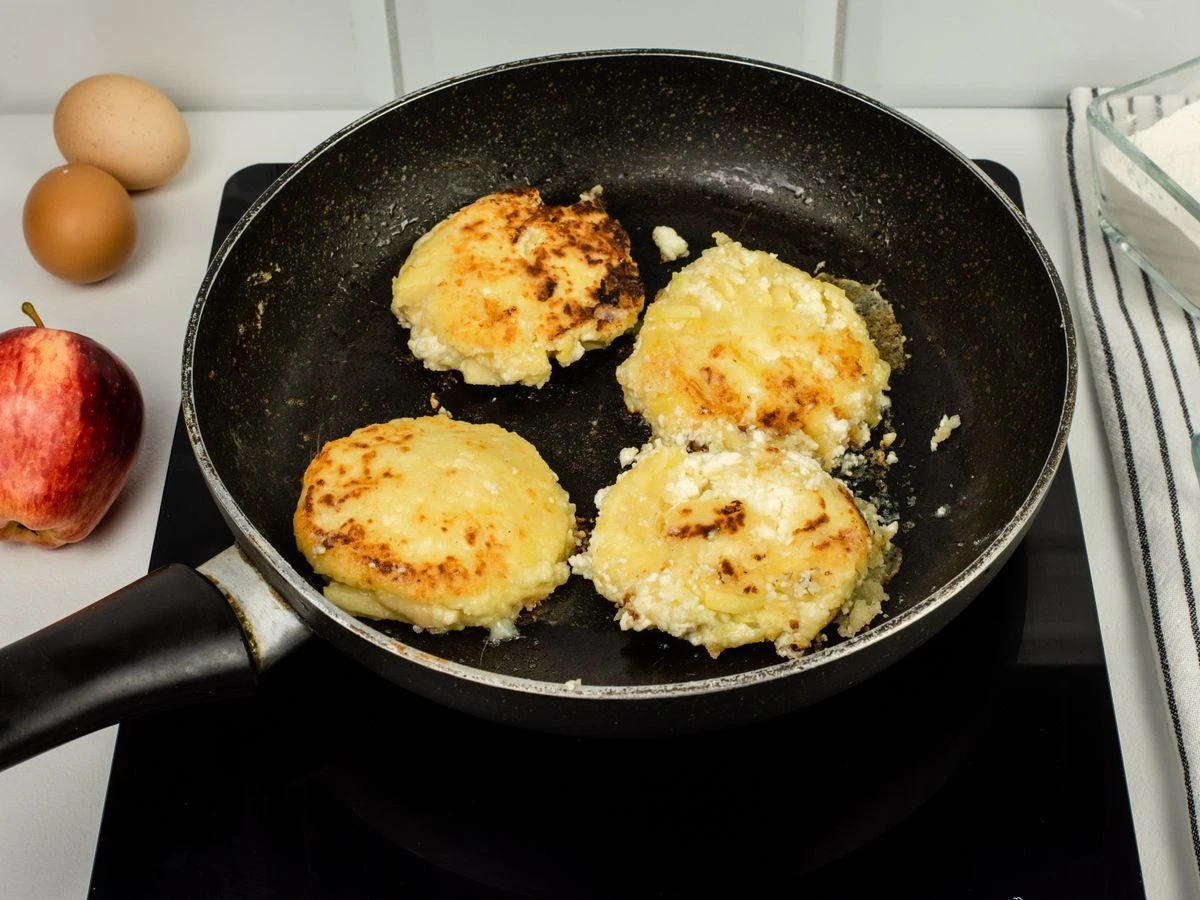 Шаг 8: Сырники с яблоками
