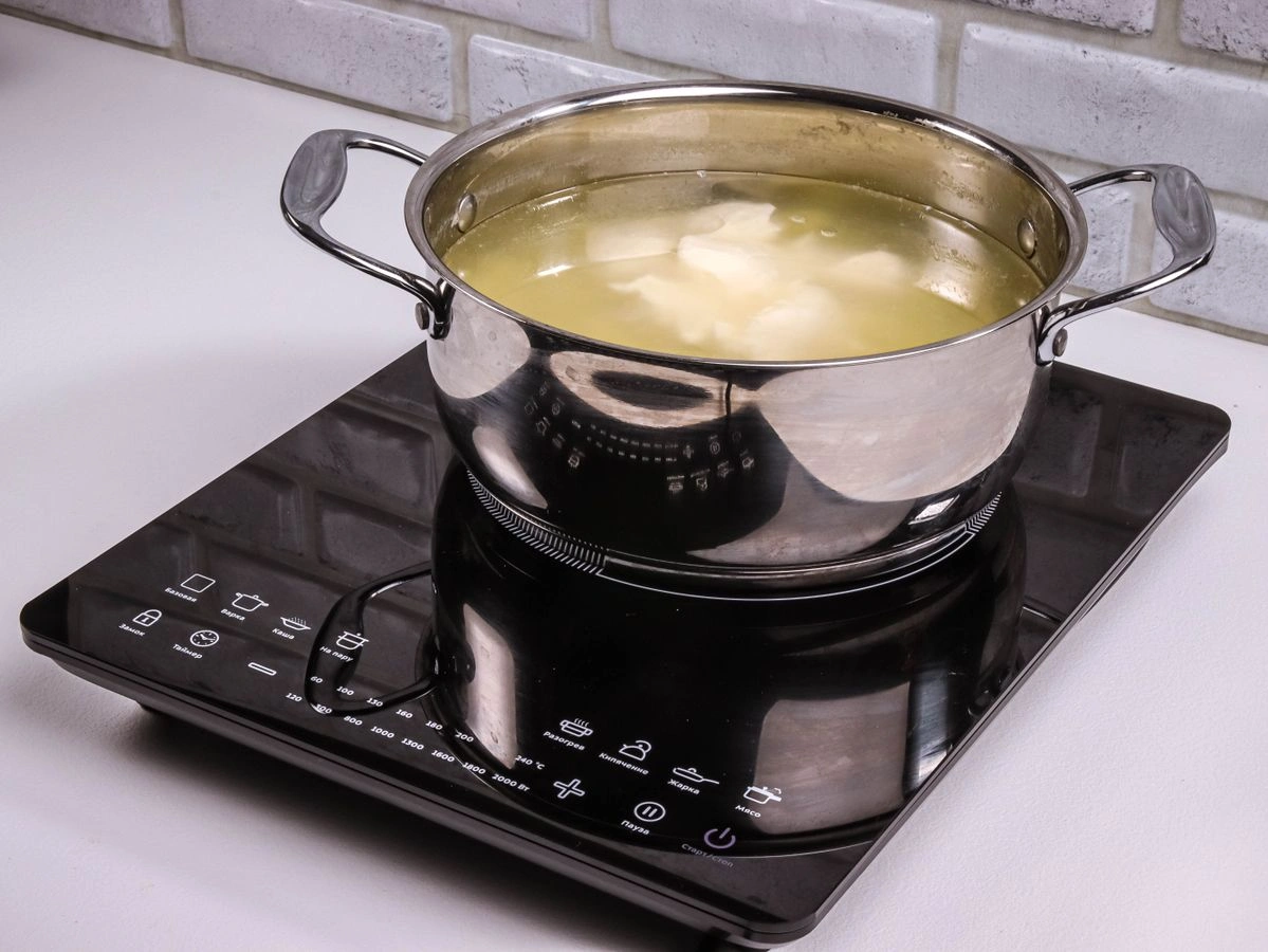 Шаг 8: Сырный суп с охотничьими колбасками