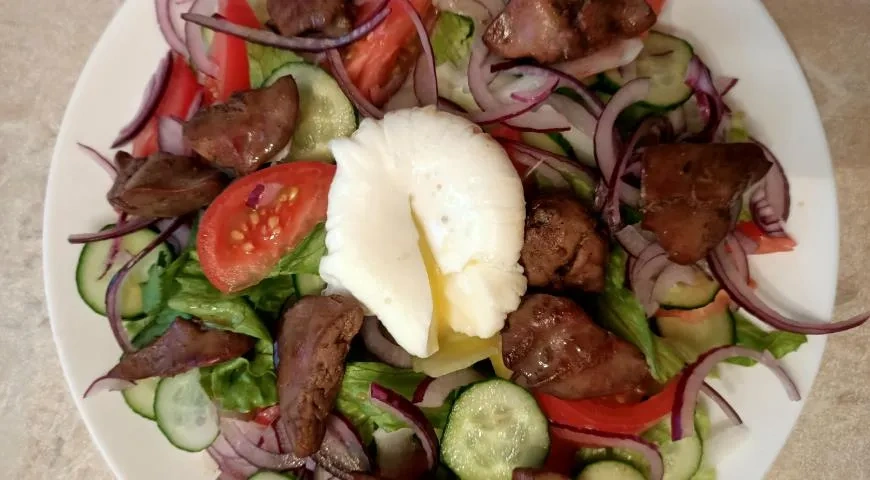 Теплый салат с куриной печенью в медовом соусе и яйцом пашот: шаг 8