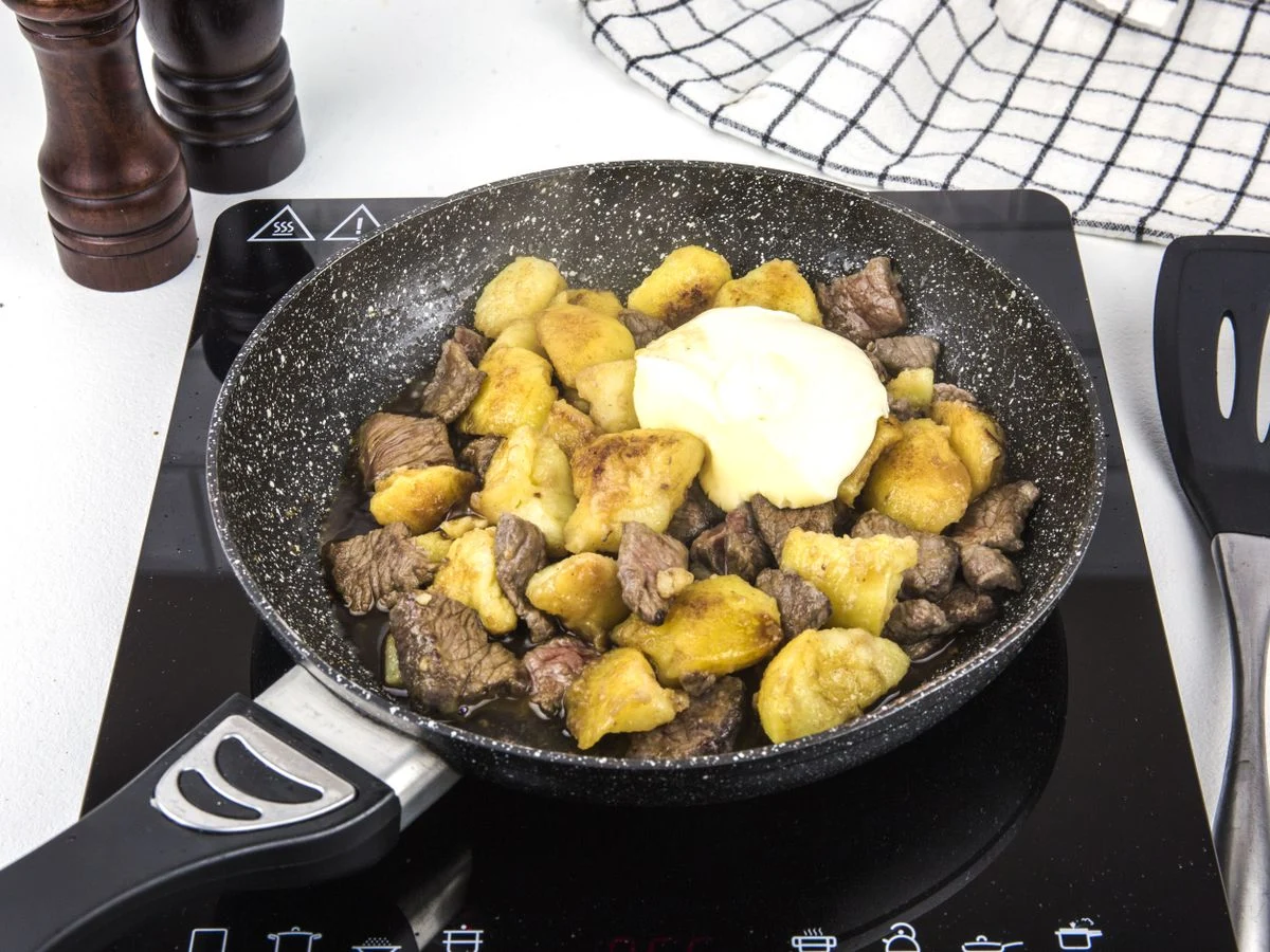 Шаг 8: Теплый картофельный салат с говядиной и опятами