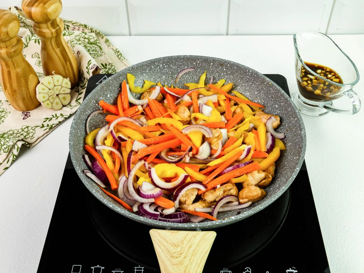 Шаг 8: Теплый салат с фунчозой, курицей и овощами