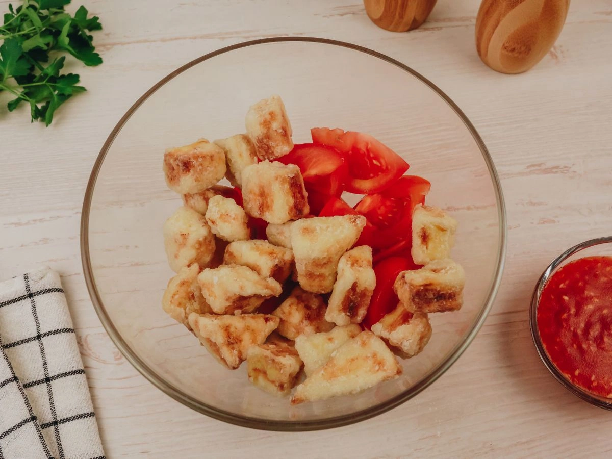 Шаг 8: Теплый салат с хрустящими баклажанами