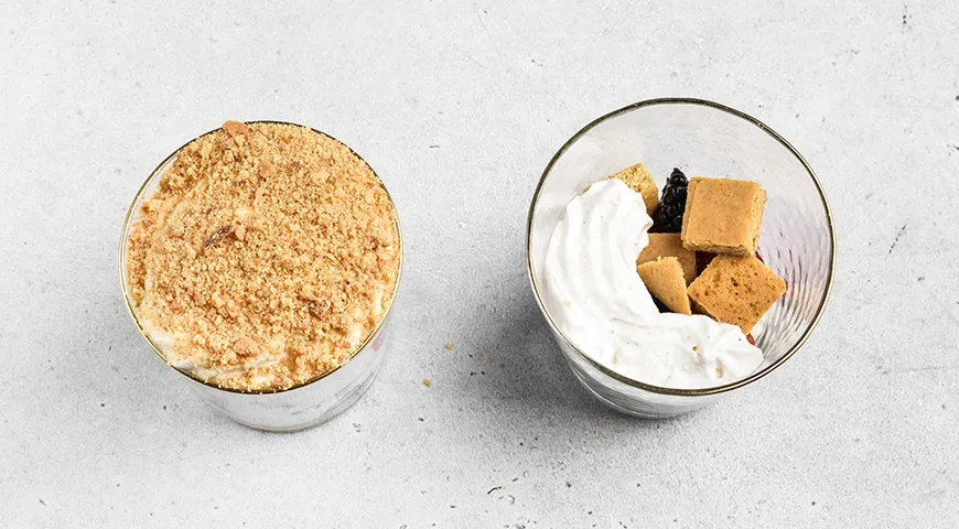 Трайфл Медовик в стакане: шаг 8