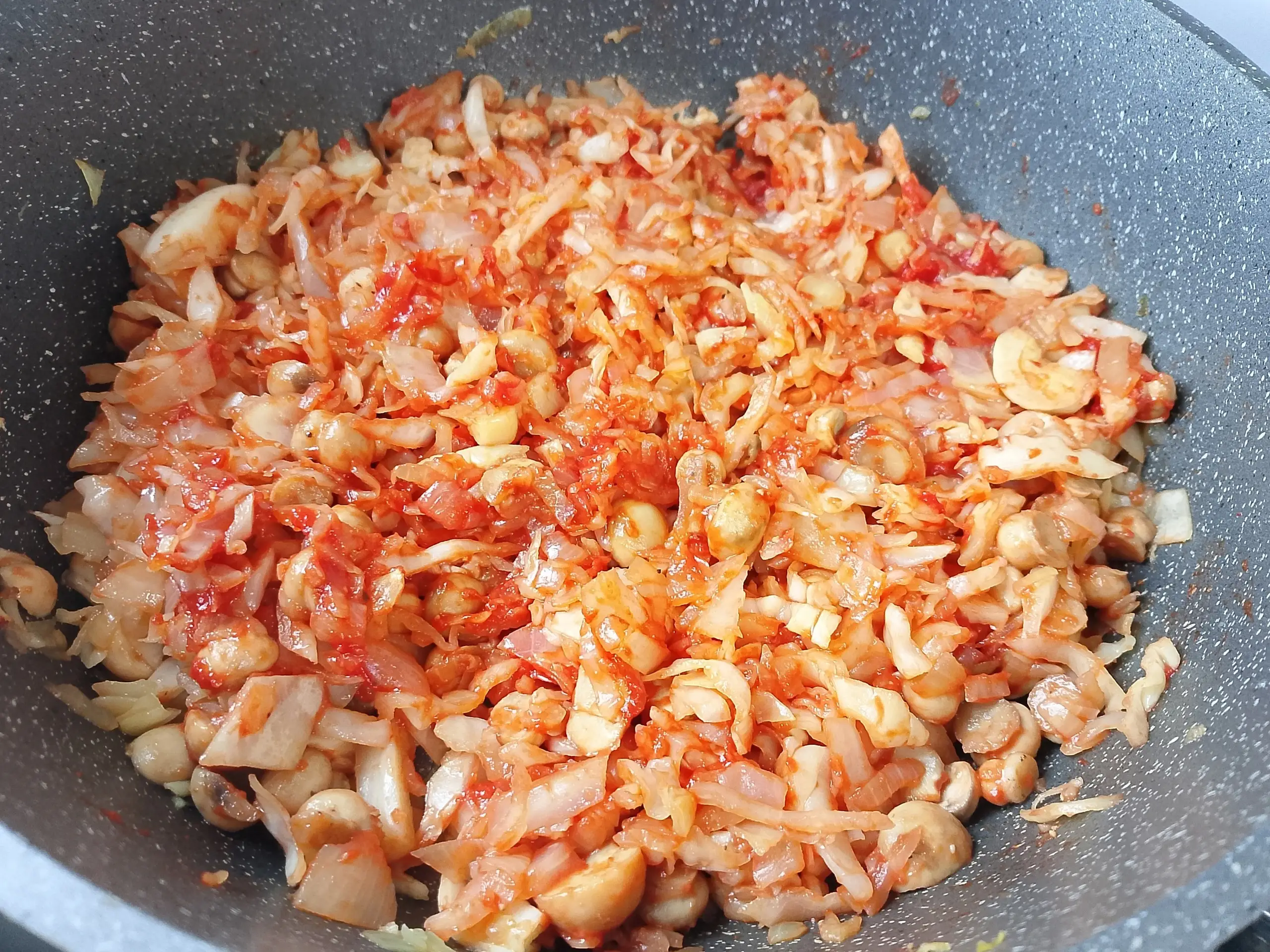 Шаг 8: Тушеная капуста с грибами