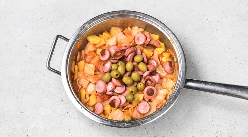 Тушеная капуста с картошкой и сосисками: шаг 8