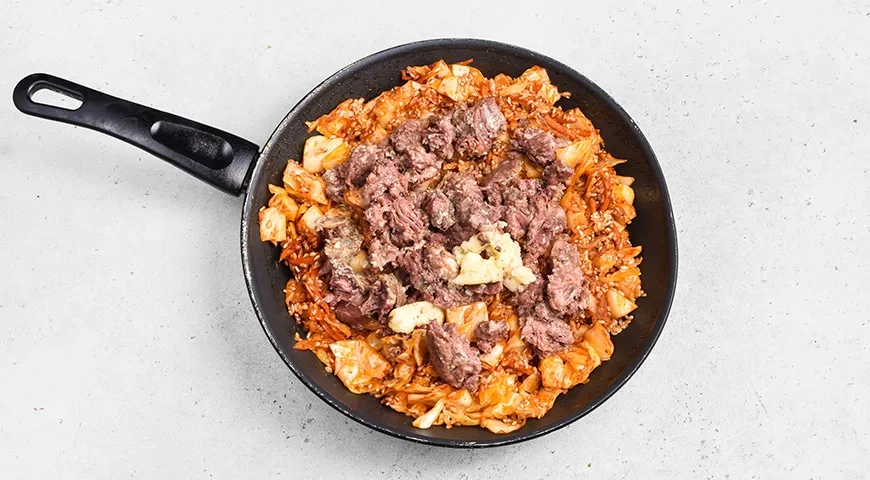 Тушеная капуста с рисом и тушенкой: шаг 8