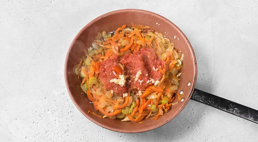 Тушеная рыба с овощами и сметаной на сковороде: шаг 8