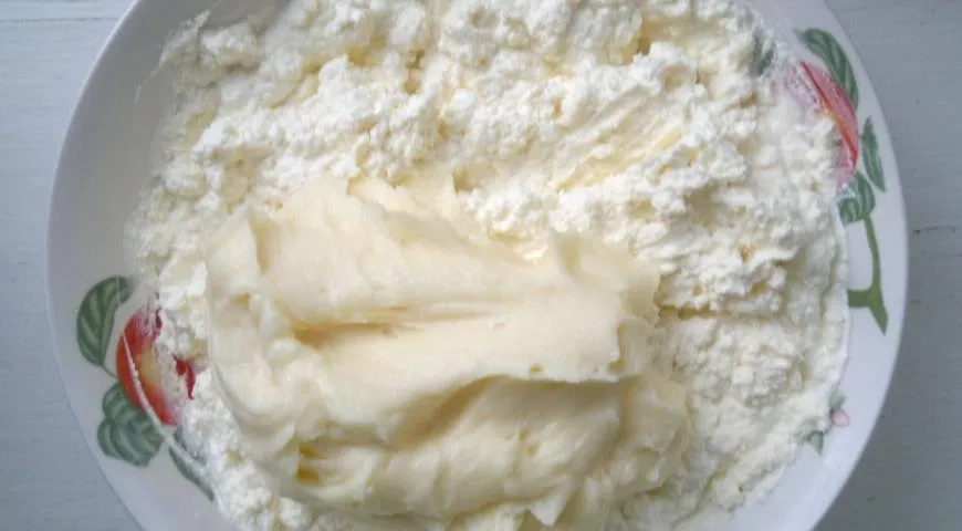 Творожная пасха с курагой и черносливом: шаг 8