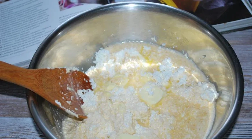 Творожная пасха с заварным кремом, миндалем и изюмом: шаг 8