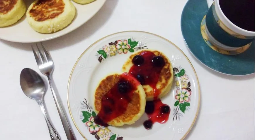 Творожные сырники с соусом из черной смородины: шаг 8