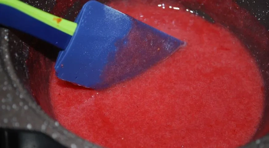 Творожно-бисквитный пирог с клубникой: шаг 8