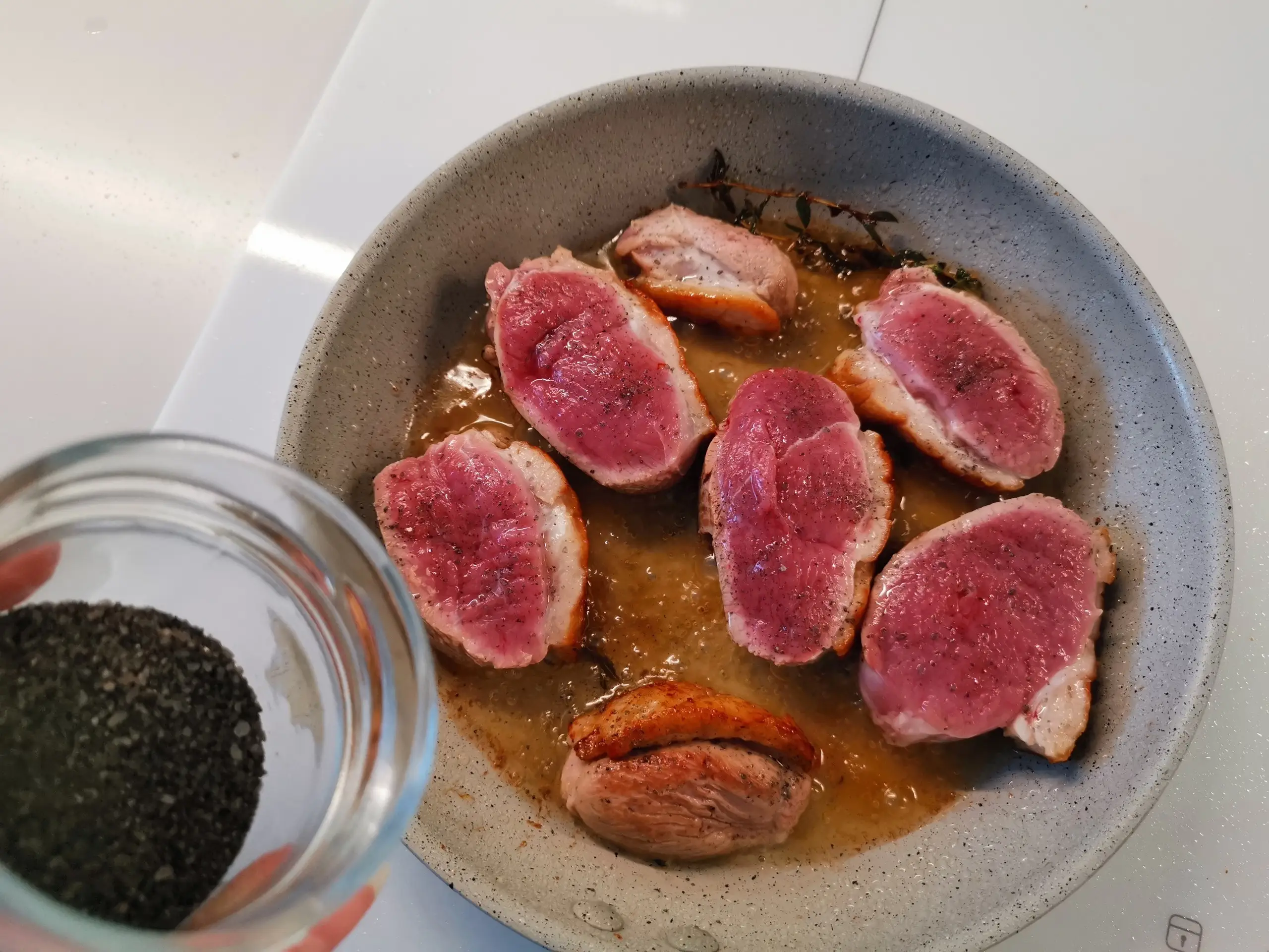 Шаг 8: Утиная грудка на сковороде