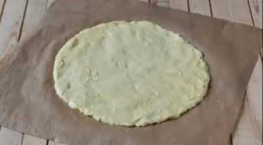 Яблочный пирог с малиной, кардамоном и миндалем: шаг 8