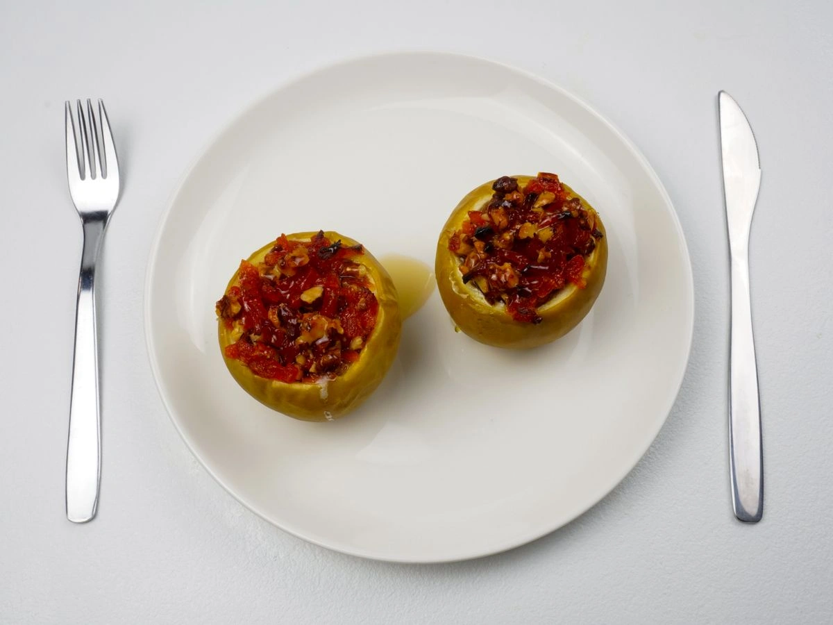 Шаг 8: Яблоки, запеченные с курагой и грецким орехом