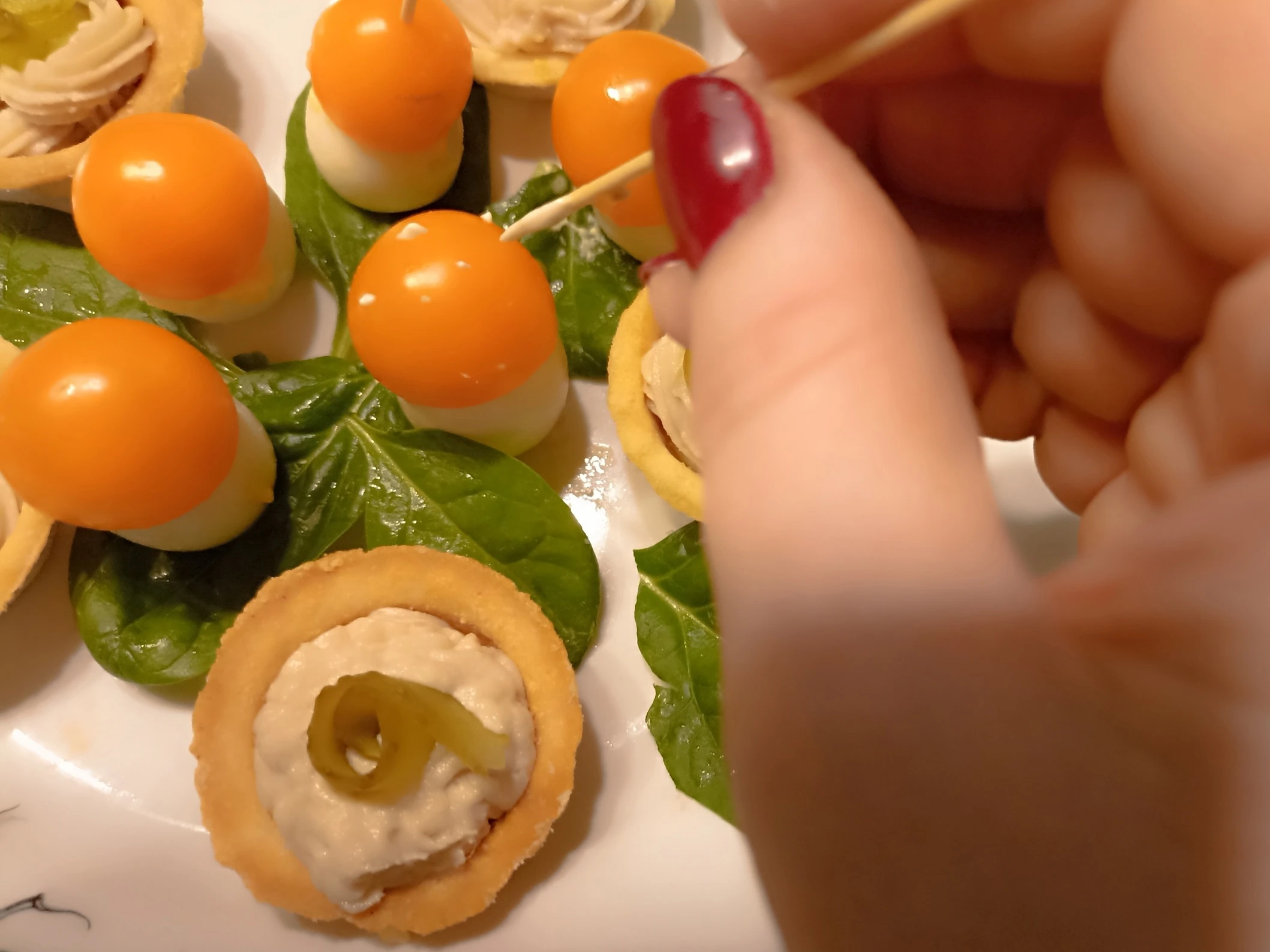 Шаг 8: Закусочные грибочки мухоморы из черри и перепелиных яиц