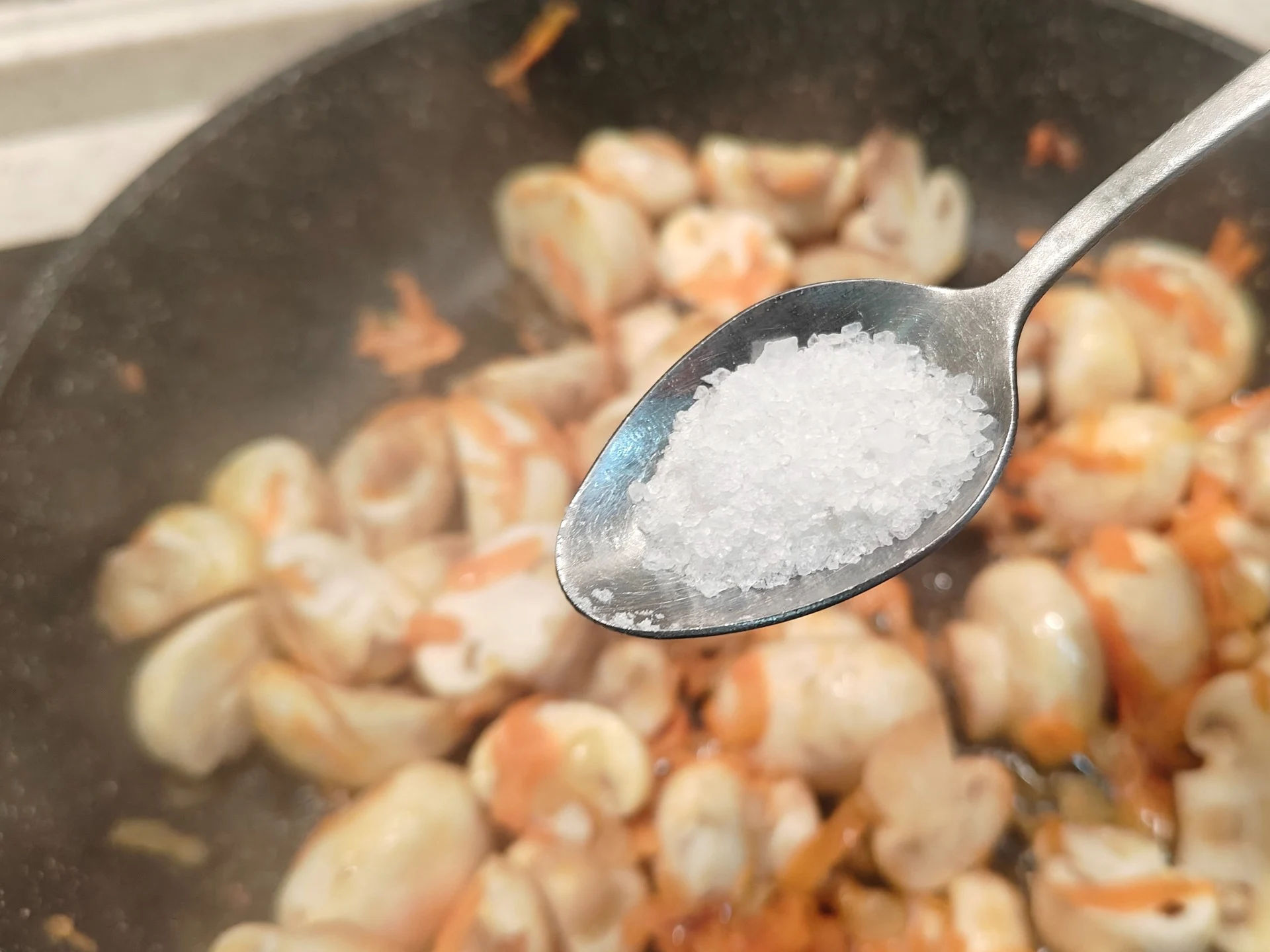 Шаг 8: Закусочные шампиньоны на сковороде