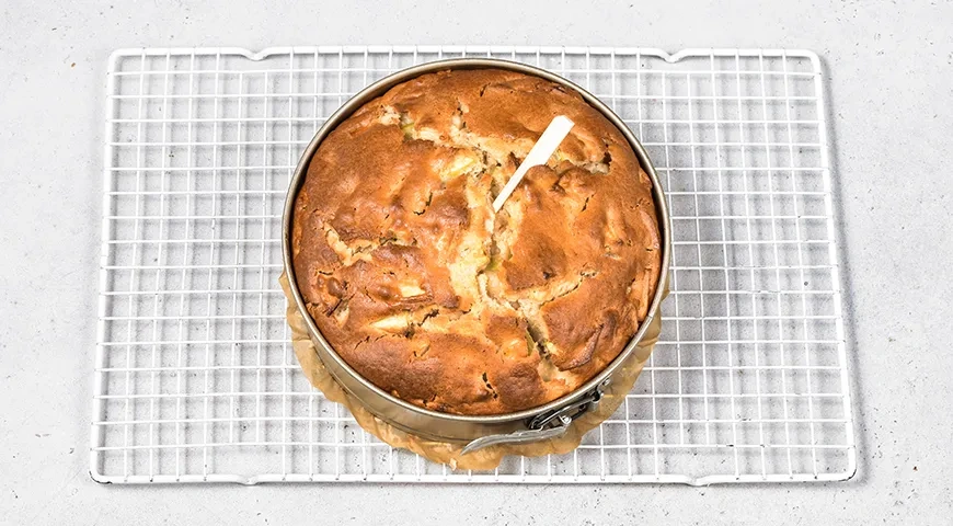 Заливной пирог на кефире с яблоками: шаг 8