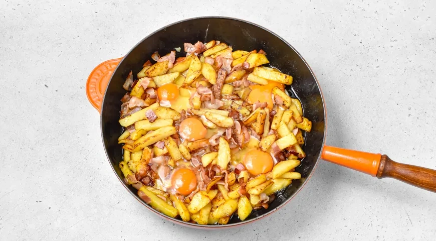Жареная картошка с беконом и яйцом: шаг 8