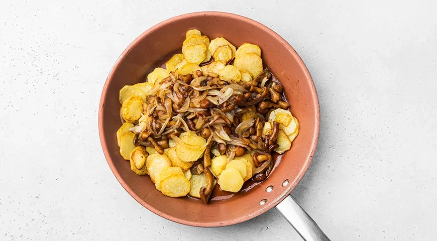 Жареная картошка с опятами: шаг 8