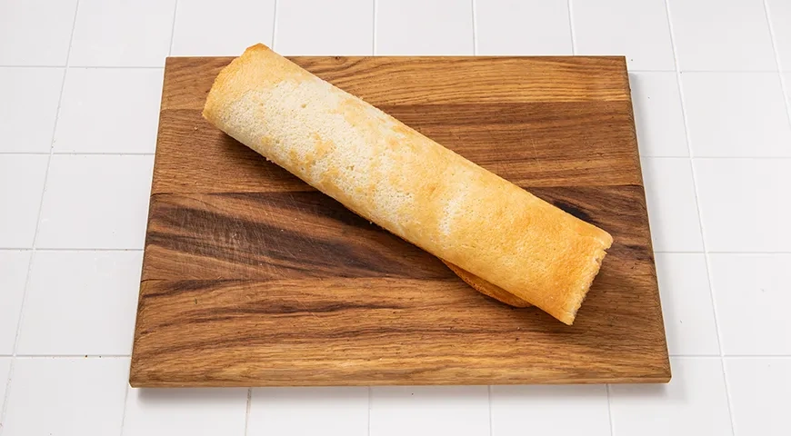 Бисквитный рулет с повидлом: шаг 9