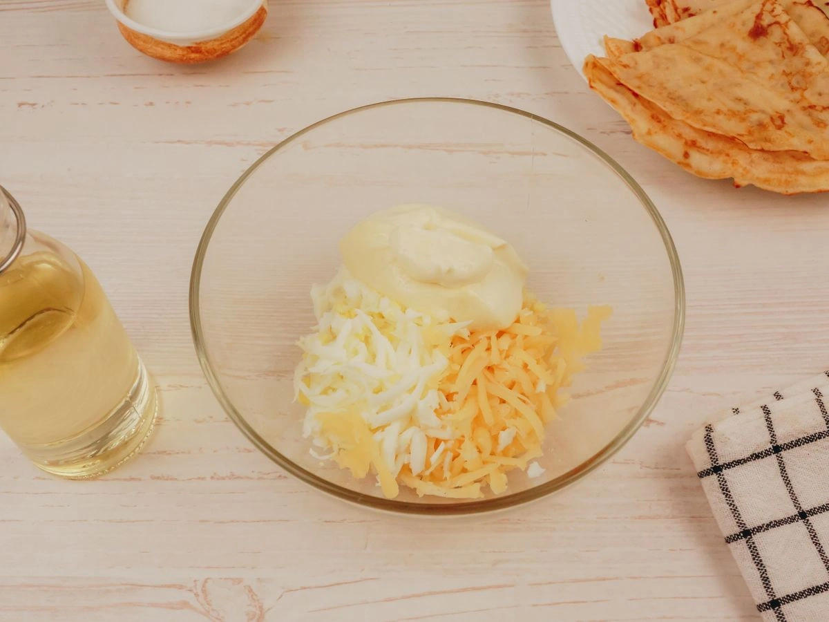 Шаг 9: Блинчики с сыром и яйцом