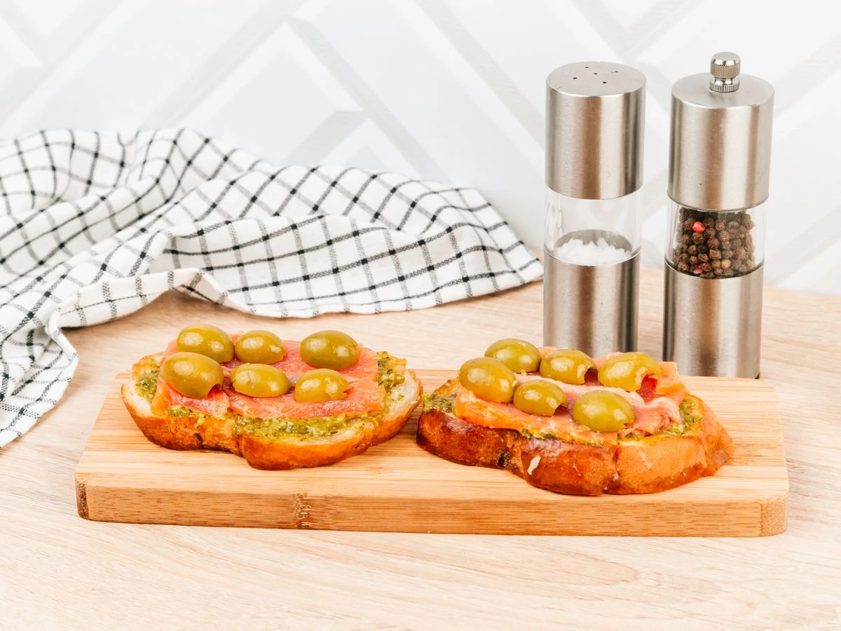 Шаг 9: Брускетта с лососем и песто