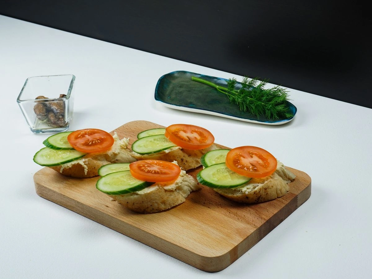 Шаг 9: Бутерброды со шпротами и сыром