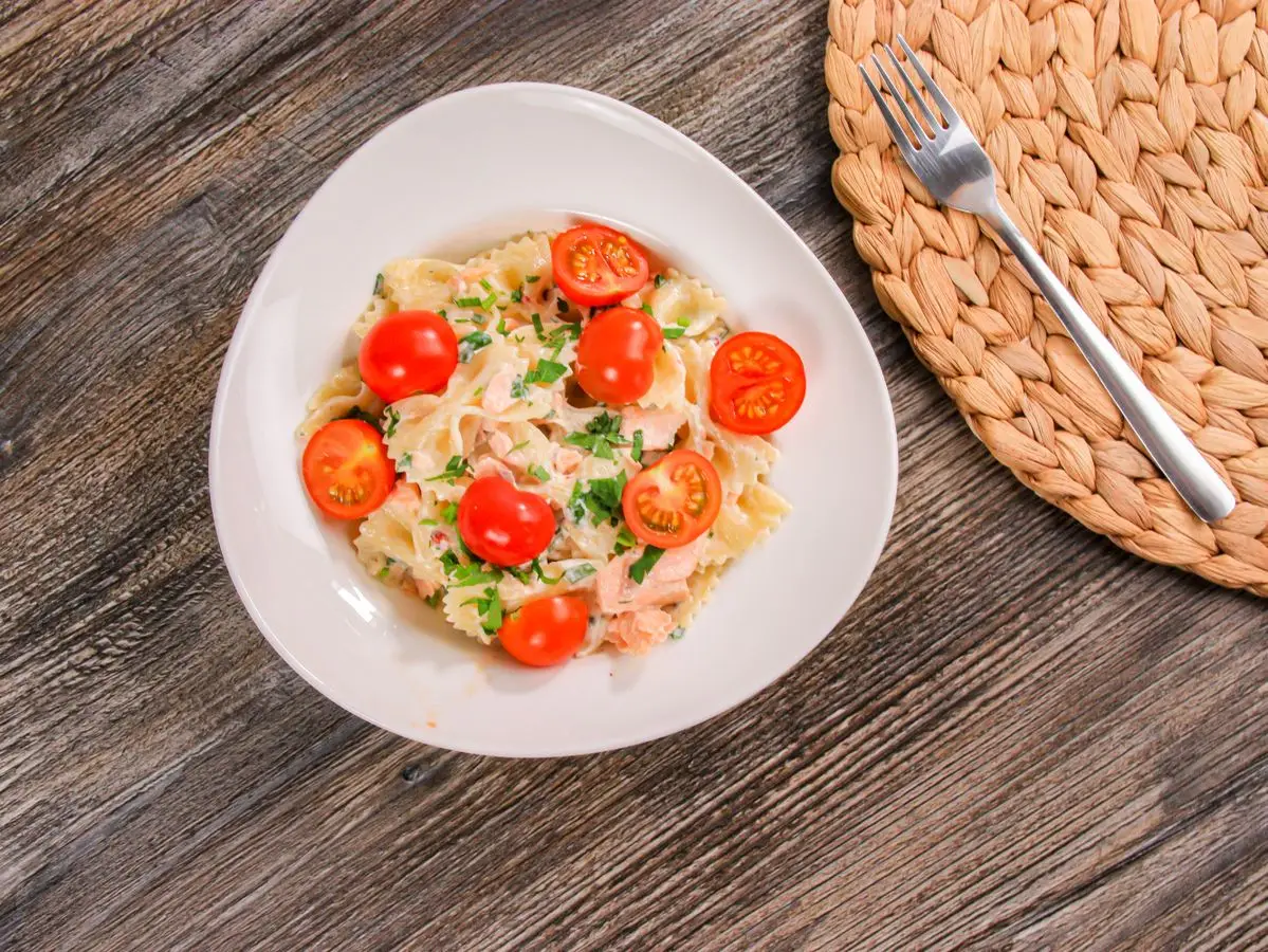 Шаг 9: Фарфалле с красной рыбой