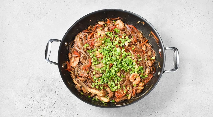 Фунчоза с морепродуктами и овощами: шаг 9