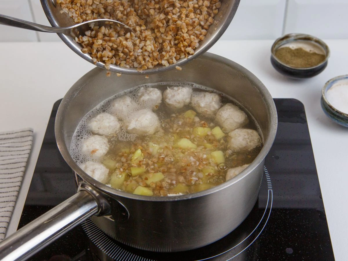Шаг 9: Гречневый суп с фрикадельками