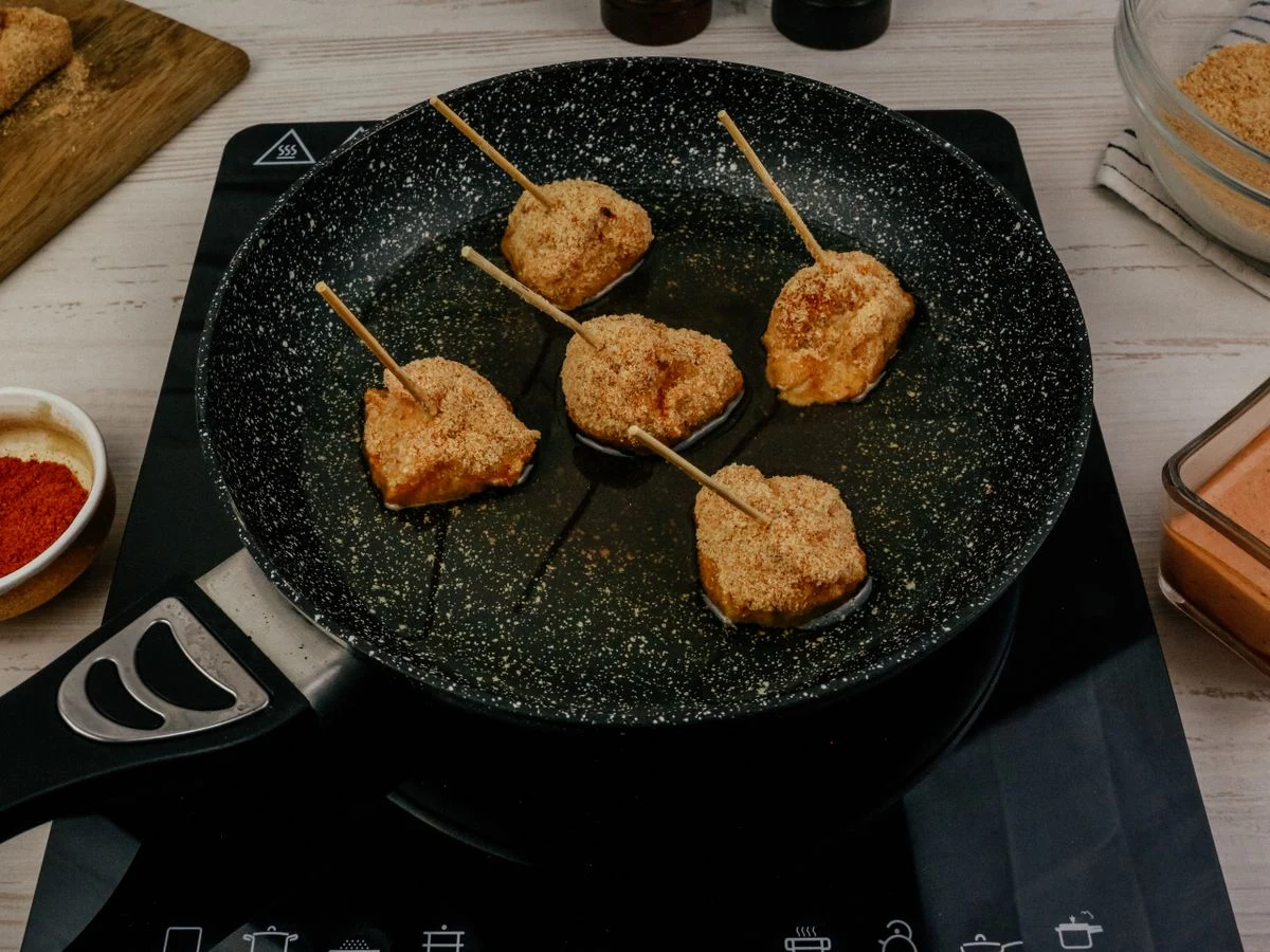 Шаг 9: Канапе с курицей и черносливом, обжаренные в панировочных сухарях