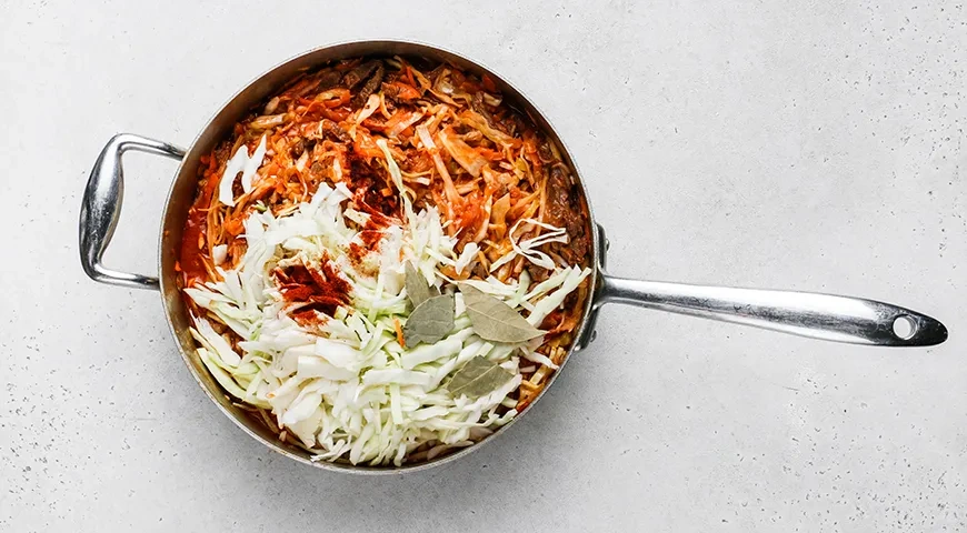 Капуста, тушённая с мясом по-домашнему: шаг 9