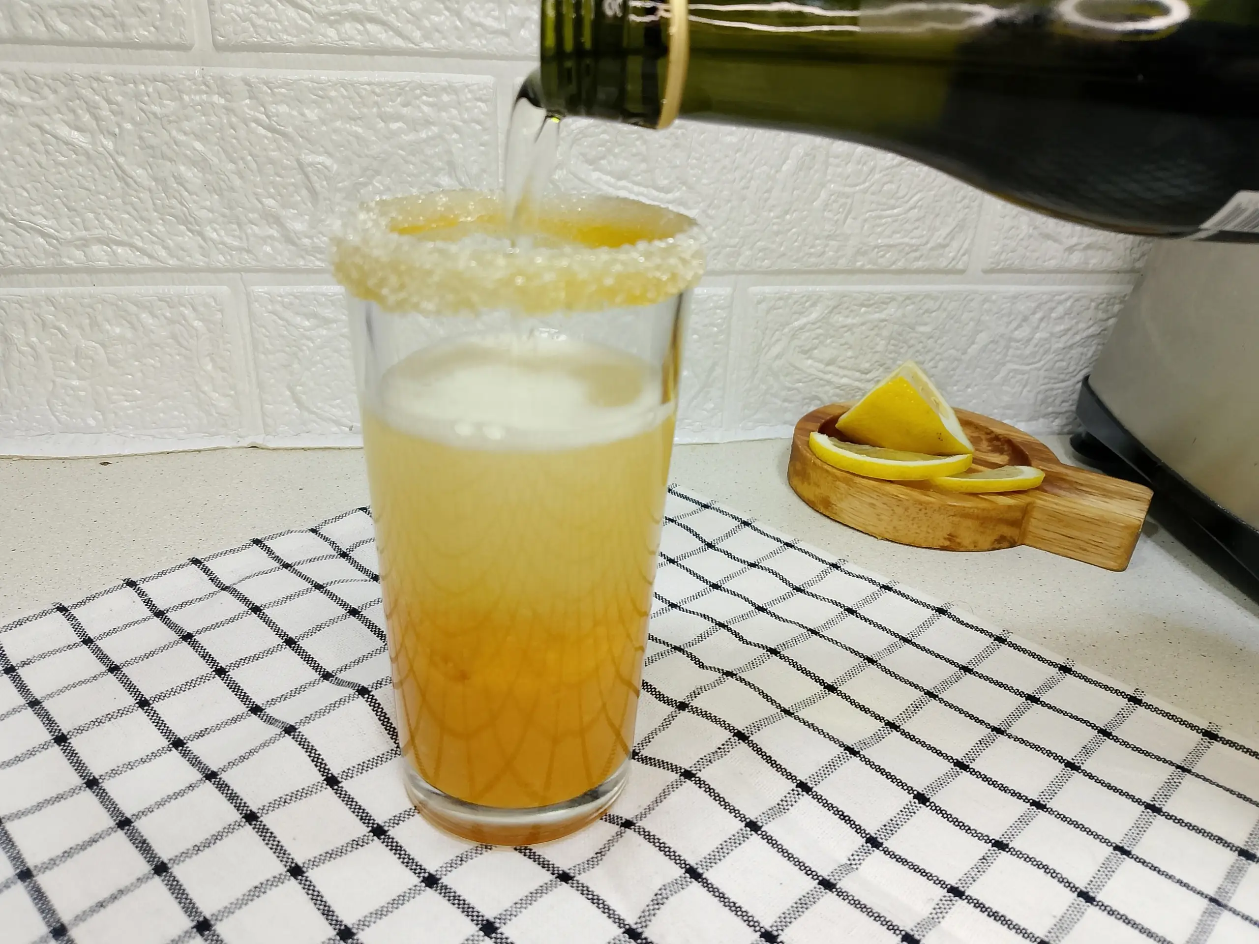 Шаг 9: Коктейль с шампанским и манго на 14 февраля